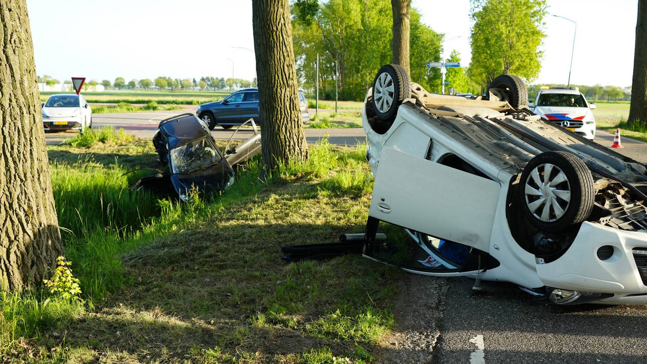 Reloz tras accidente, autos al revés y en zanja