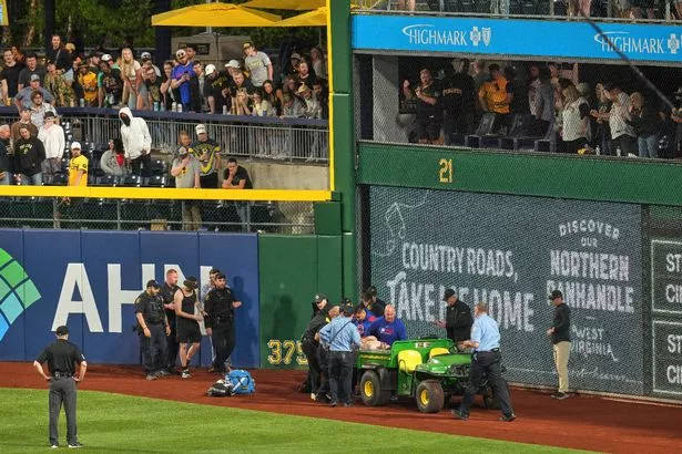 Un ventilador se lleva fuera del campo en PNC Park