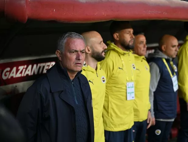 José Mourinho con su cuerpo técnico de Fenerbahce