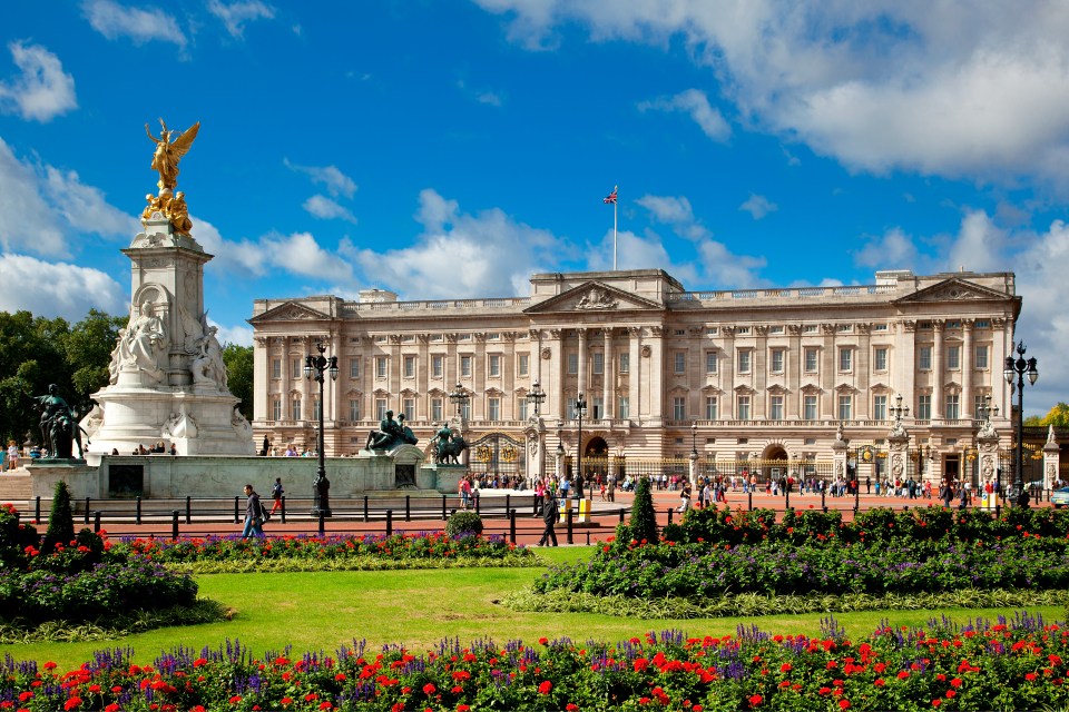 Palacio de Buckingham con Victoria Memorial y los jardines circundantes.
