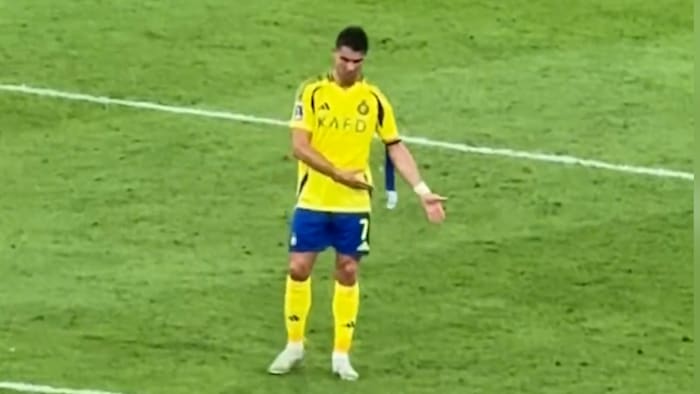 Was macht er da? Millionen rätseln über Ronaldo-Selbstgespräche