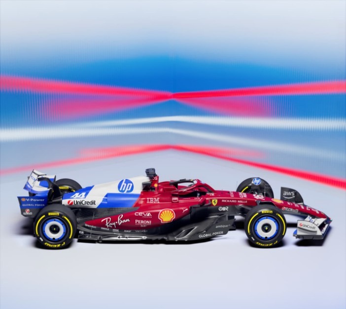 Lewis Hamilton y Charles Leclerc muestran nuevos ferrari.
