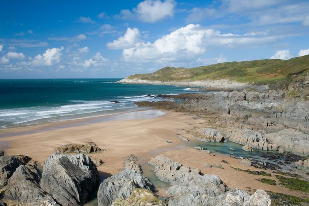 Una vista sobre las rocas de Barricane Beach en Woolacombe, North Devon.