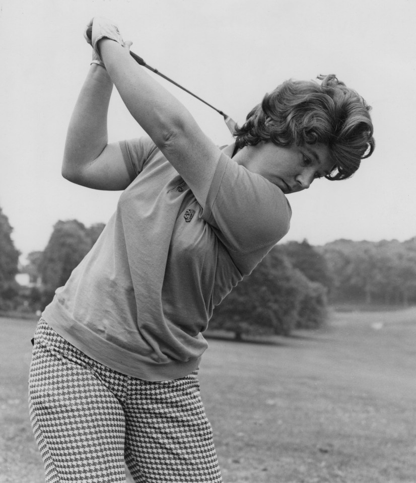 Foto en blanco y negro de Vivien Saunders jugando al golf.
