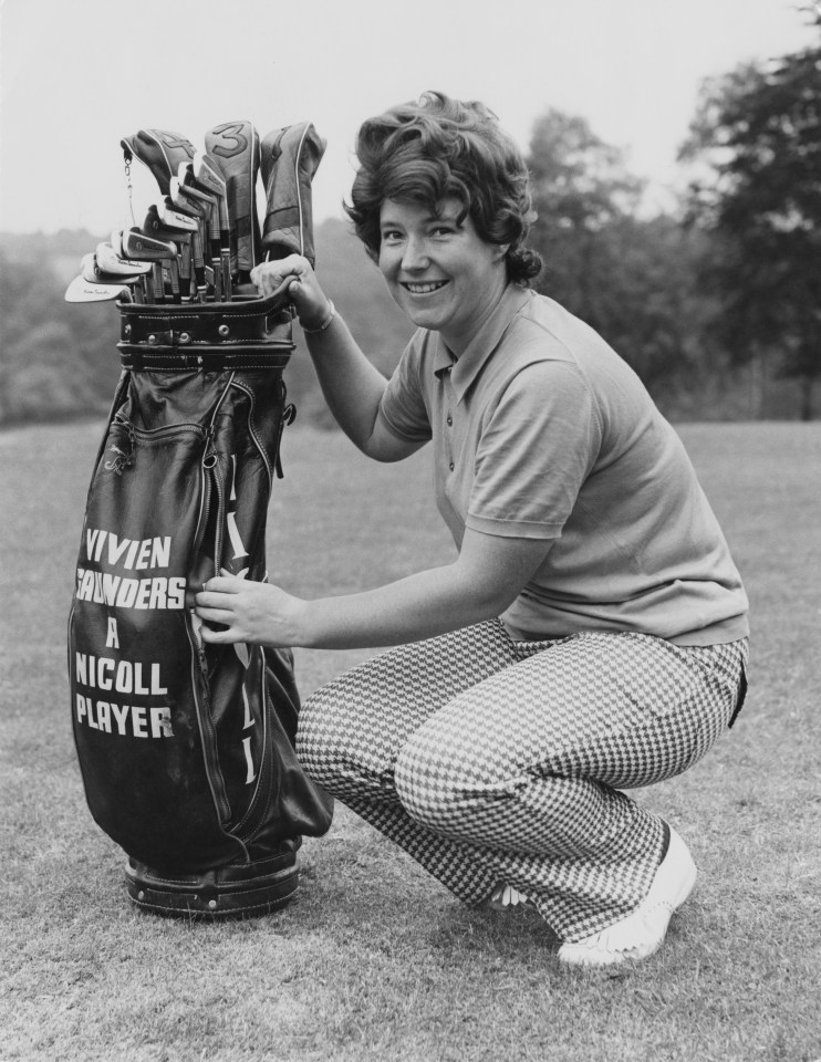 Foto en blanco y negro de Vivienne Saunders, un jugador de Nicoll, agachado junto a su bolsa de golf.