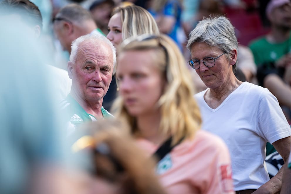 Hans Wirtz und Karin Groß beim Frauen-Pokalfinale zwischen Bayern und Bremen