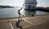 Un residente juega al fútbol en el gran barco de refugiados Silja Europe en Marconistraat, Rotterdam. El barco se utiliza para colocar refugiados con estatus residencial en los Países Bajos.