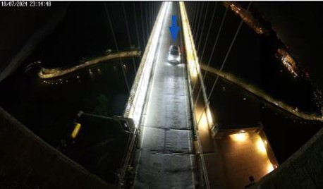 El coche conduce por Clifton Bridge por la noche.