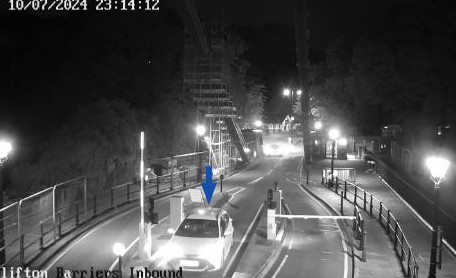 Imagen de la cámara de seguridad nocturna de un automóvil que se acerca a las barreras de peaje de Clifton Bridge.