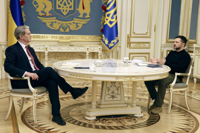 El presidente ucraniano, Volodymyr Zelenskyy (R) y el Secretario del Tesoro de los Estados Unidos, Scott Bessent, tengan conversaciones en Kiev en febrero