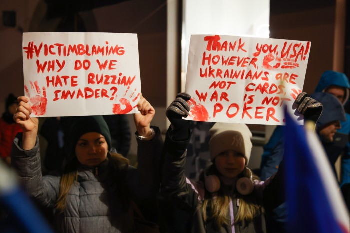 Los ucranianos junto con los seguidores tienen banderas y pancartas durante la manifestación de 'Estamos con Zelenskyy y Europa' en Krakow, Polonia, el 1 de marzo de 2025