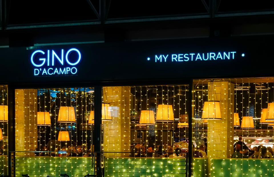 Restaurante italiano Gino d'Acampo por la noche.
