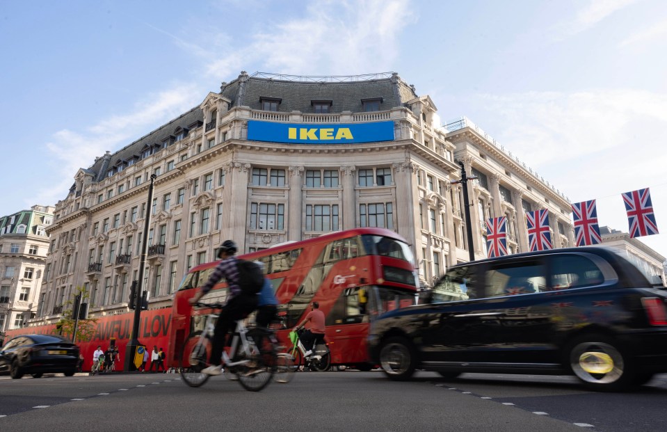 Un ciclista pasa por una nueva tienda IKEA en Oxford Street en Londres.