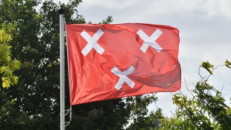 Una bandera con el arma de Breda, como debería haber estado en las tazas (Foto: Erald van der AA/ANP).