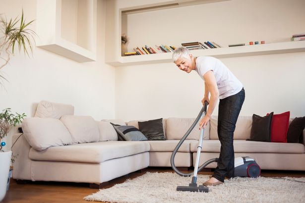 Si alguien en su hogar tiene estas condiciones, la aspiradora frecuente es esencial para mejorar la calidad del aire y reducir los desencadenantes, haciéndolo más seguro y más cómodo para los afectados