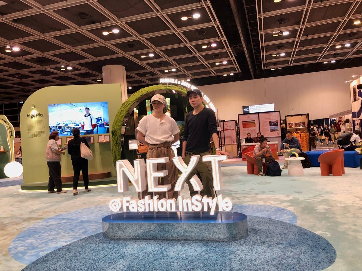 El diseñador de Le Jason Ying et Han Chong, Fondateur de Auto-Trortrait, Au Salon Next@Fashion Instyle (2025). El diseñador de Le Jason Ying et Han Chong, Fondateur de Auto-Trortrait, Au Salon Next@Fashion Instyle (2025).
