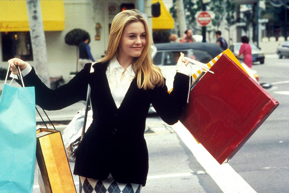 Alicia Silverstone en bolsas de compras con ni idea de transporte.