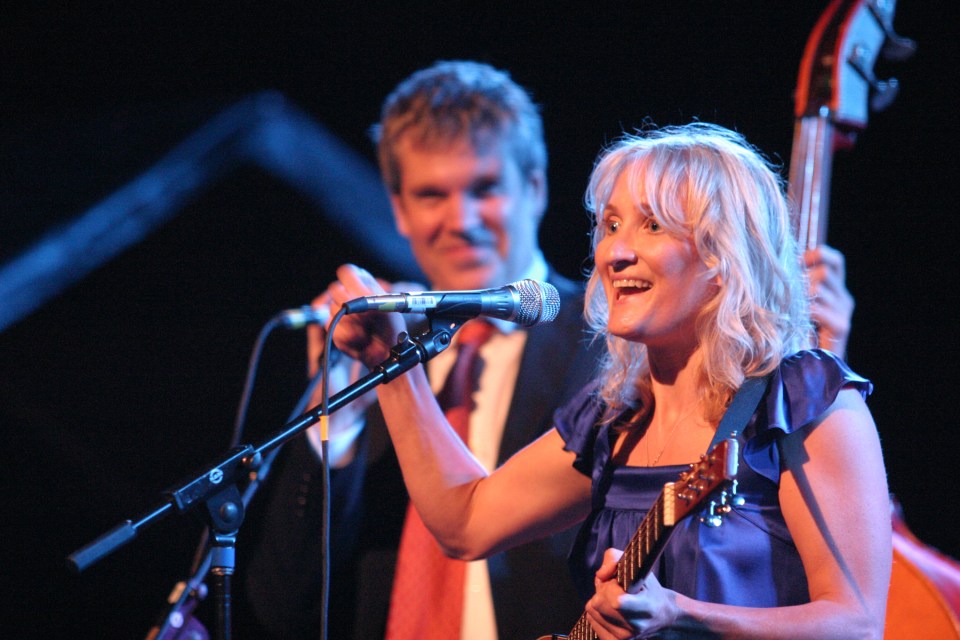 Jill Sobule actuando en el Teatro Delacourte en Central Park.