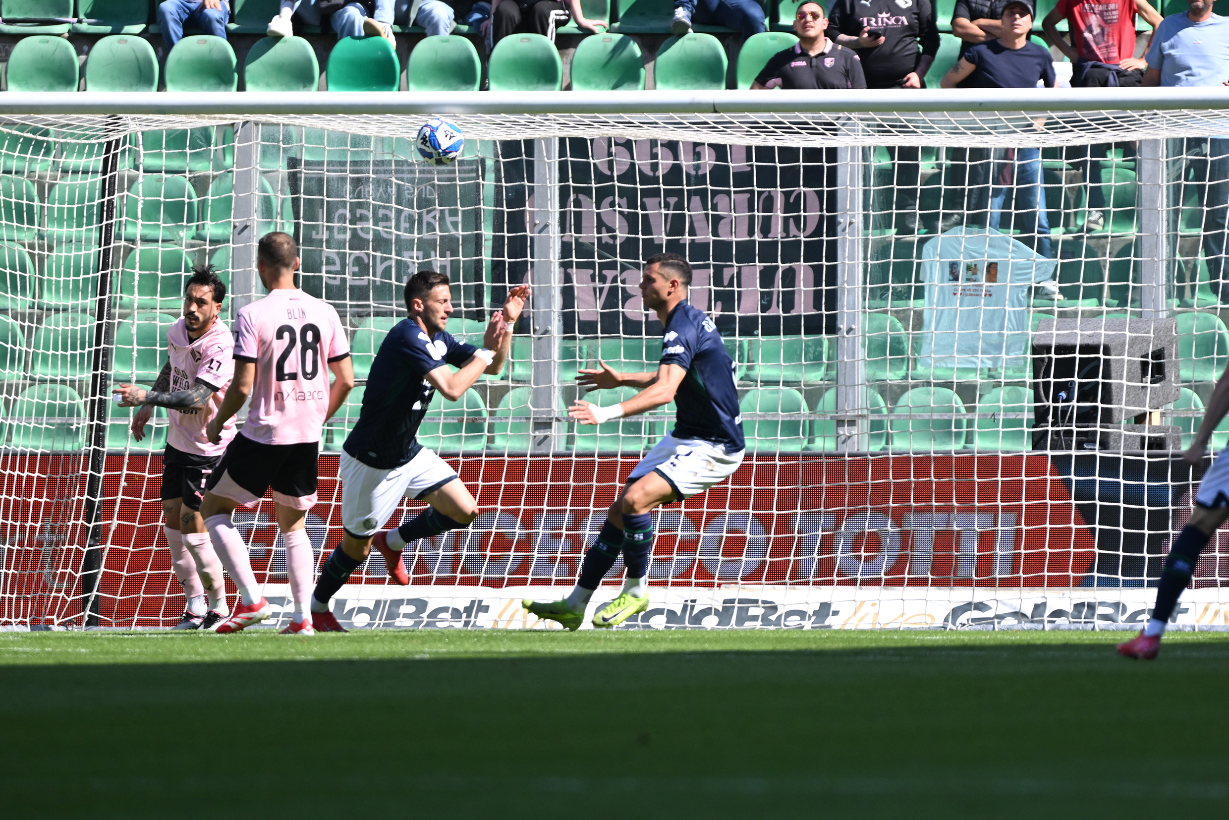 Foto Giovanni Isolino/Lapresse 01 de mayo de 2025 Palermo, Italia - Sport, Calcio - Palermo vs Sudtirol - Campeonato de fútbol de la Serie B 2024/2025 - Renzo Barbera Stadium. En la foto: Objetivo de exultación 1-1 Antonio Barreca 01 de mayo de 2025 Palermo, Italia - Sport, Soccer - Palermo vs Sudtirol - Liga del Campeonato de Fútbol de Italia B 2024/2025 - Estadio Renzo Barbera. En la foto: celebra después de marcar el gol 1-1 Antonio Barreca