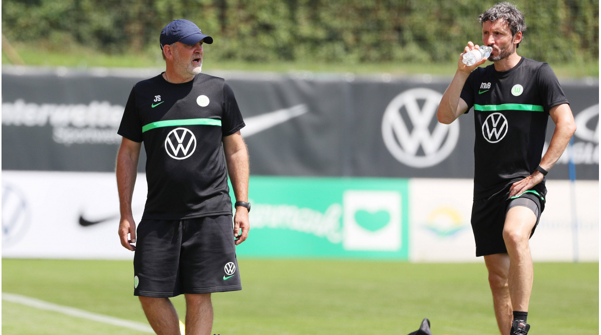 VFL Wolfsburg: Mark van Bommel dispara contra Jörg Schmadtke