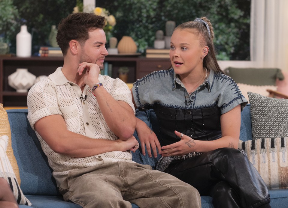 Chris Hughes y JoJo Siwa en un programa de televisión.