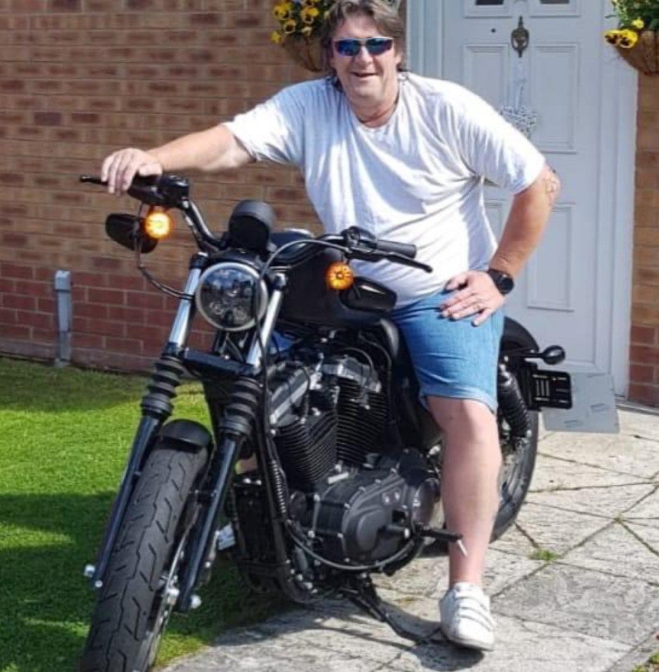 Hombre sentado en una motocicleta.