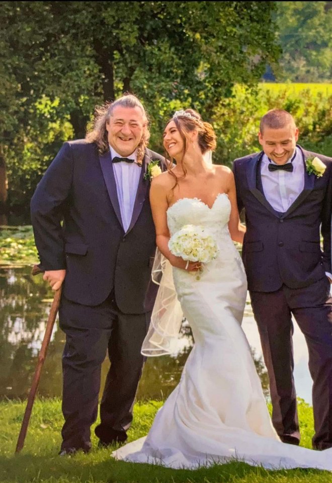 Un novio con el padre de la novia en su boda.