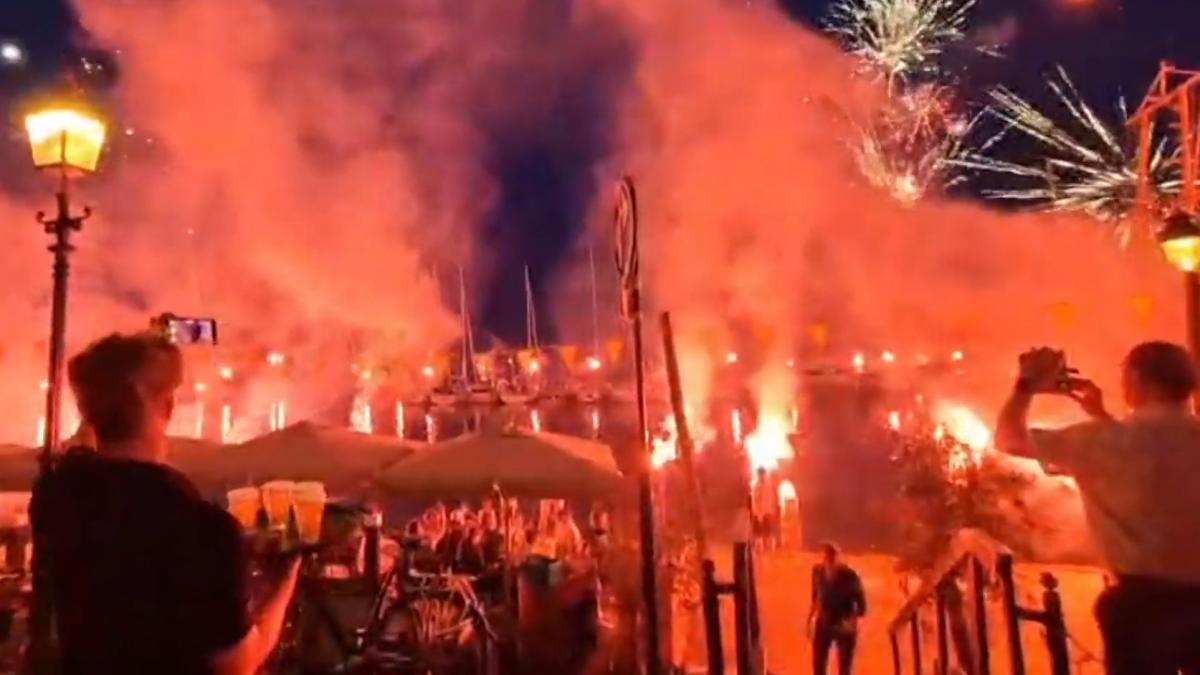 Los seguidores FC Volendam celebran el campeonato con grandes fuegos