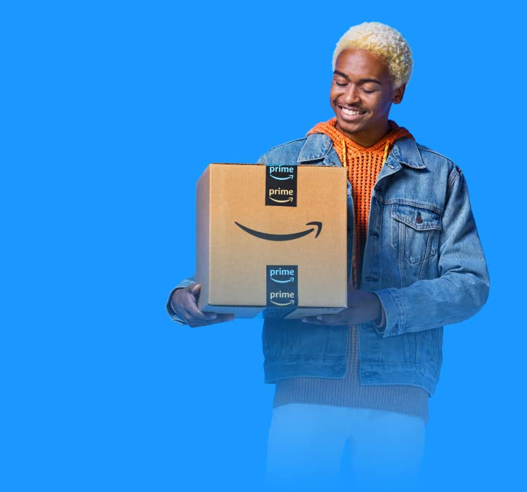 Persona que sostiene una caja de Amazon Prime.