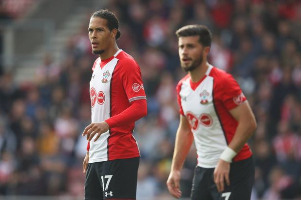 Southampton, Inglaterra - 15 de octubre: Virgil Van Dijk de Southampton (17) mira junto al compañero de equipo Shane Long durante el partido de la Premier League entre Southampton y Newcastle United en el Estadio St Mary el 15 de octubre de 2017 en Southampton, Inglaterra. (Foto de Julian Finney/Getty Images)