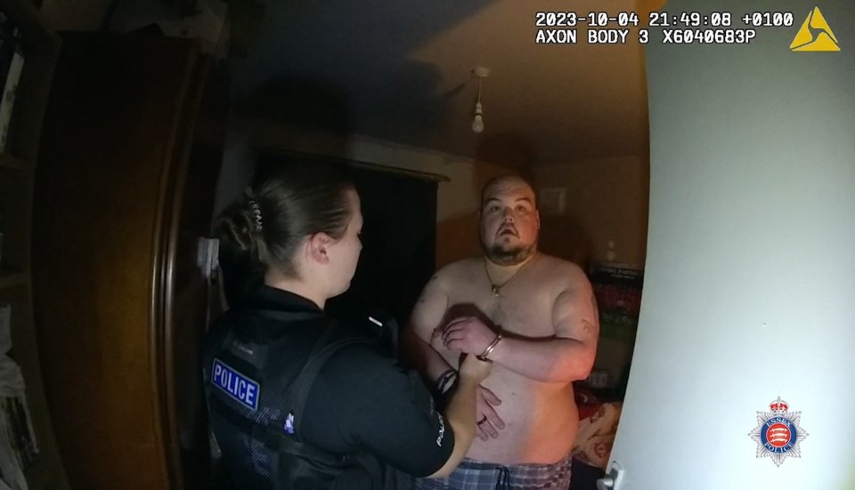 Imágenes de cámaras del cuerpo de la policía del arresto de un hombre.