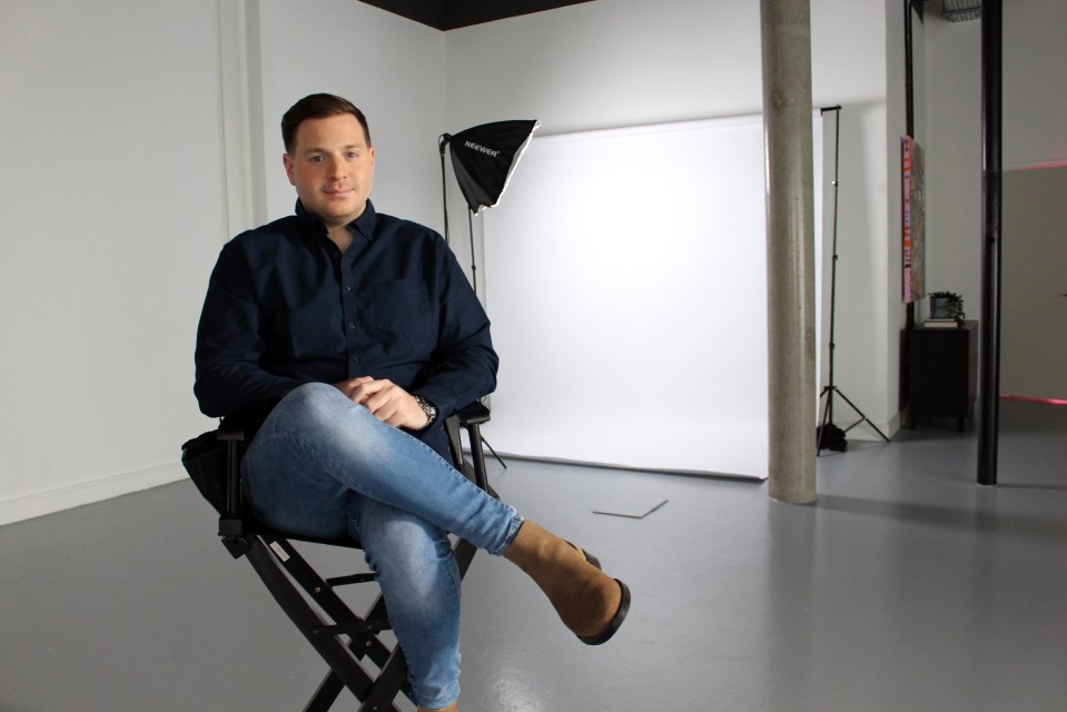 El periodista Josh Rom sentado para una entrevista.
