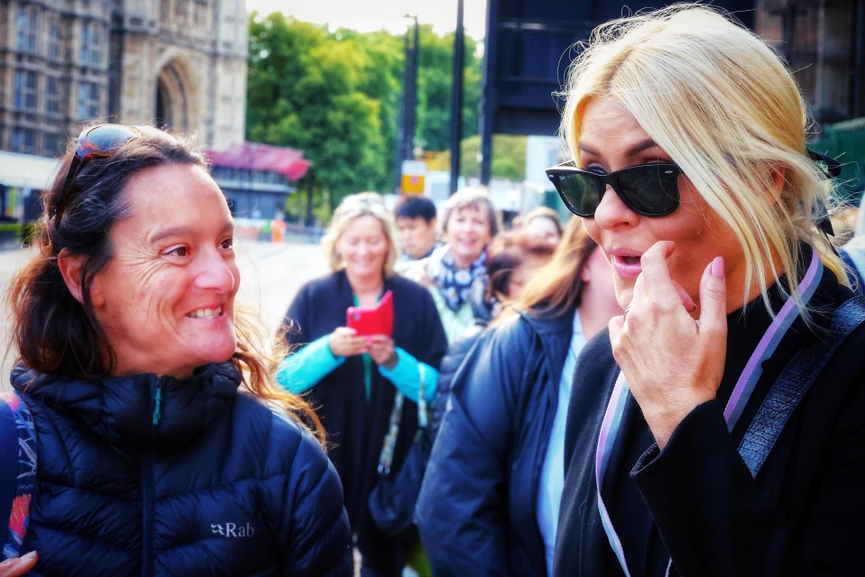Holly Willoughby y otra mujer fuera de Westminster Hall.
