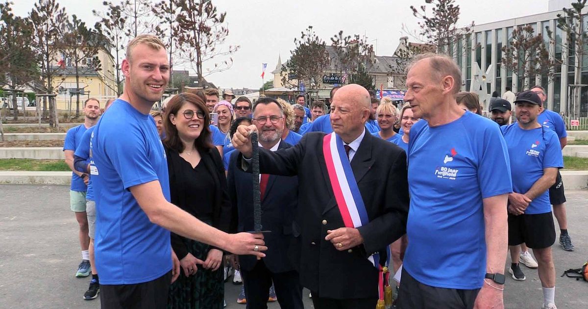 Drenthe Soldados caminan por el fuego de liberación de Normandía