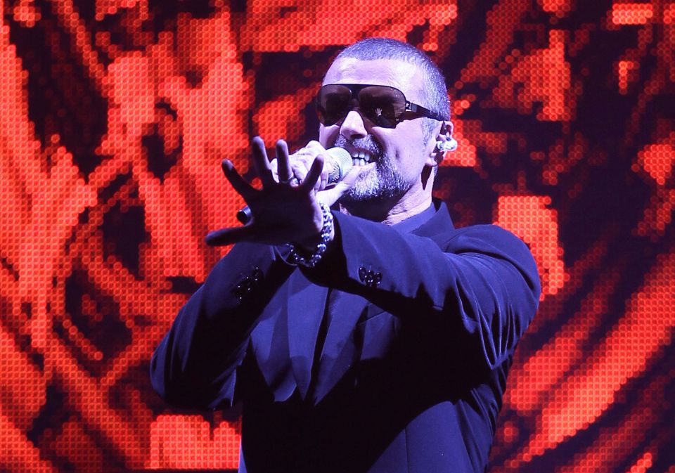 George Michael actuando en el escenario.