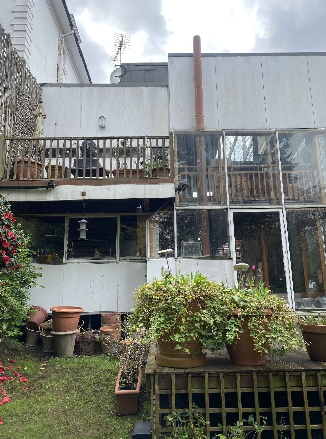 Vista trasera de la casa Hampstead de George Michael en renovación.