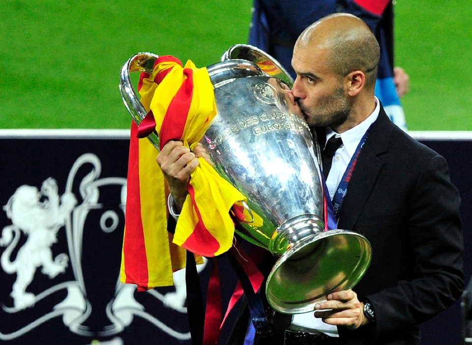 Pep Guardiola besando el trofeo de la UEFA Champions League.