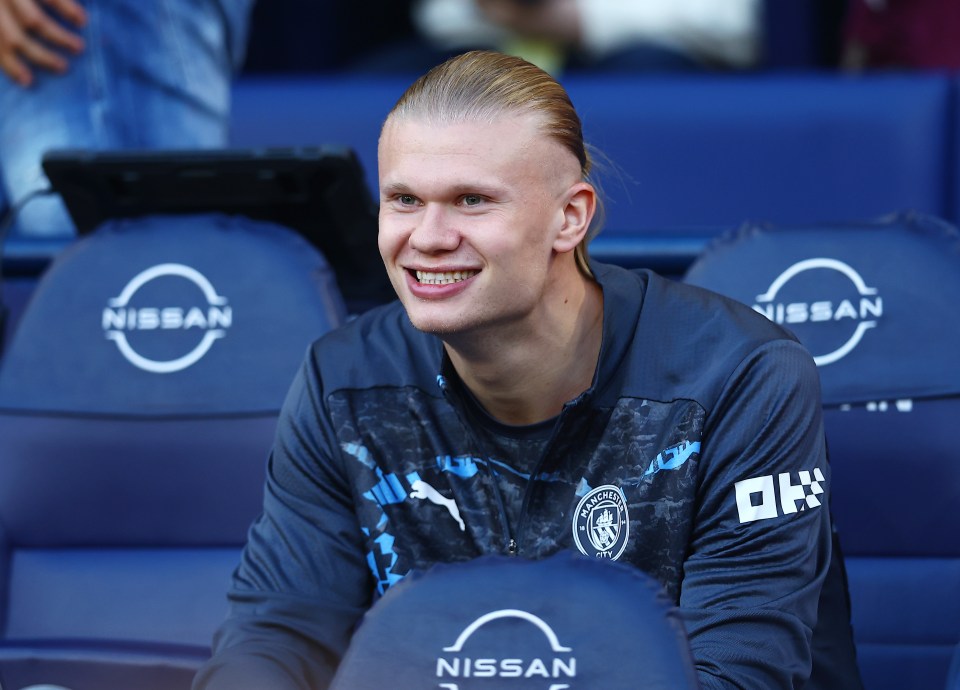 Erling Haaland de Manchester City en el banco de sustitutos.
