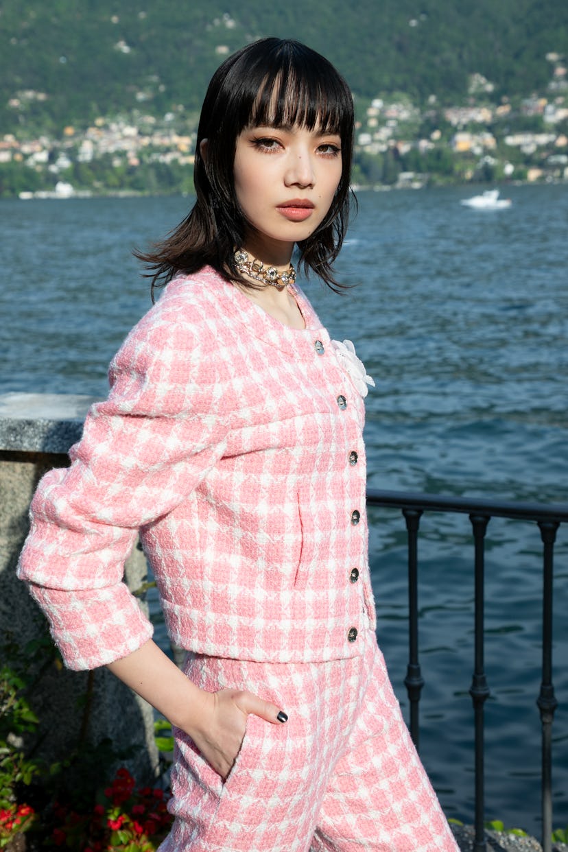 Nana Komatsu en el espectáculo Chanel Cruise 2026 celebrado en la Villa d'Este el 29 de abril de 2025 en Lake Como, ...