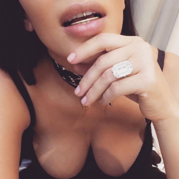 Kim Kardashian mostrando joyas en Instagram.
