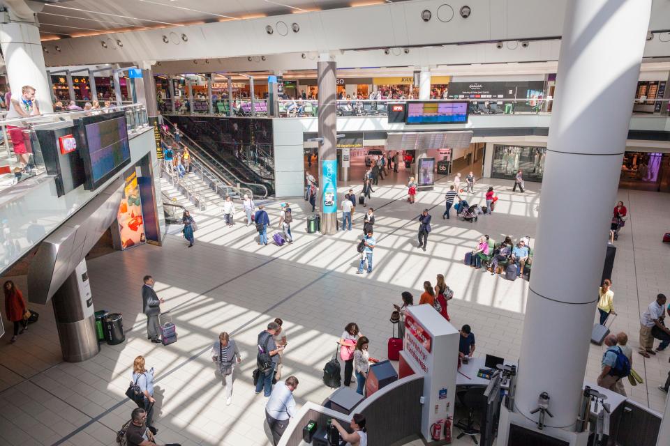 Salón de salida de la terminal del aeropuerto de Gatwick South con pasajeros.