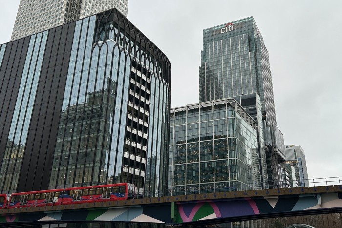 Una visión general de las oficinas de la institución financiera de Citibank en Canary Wharf