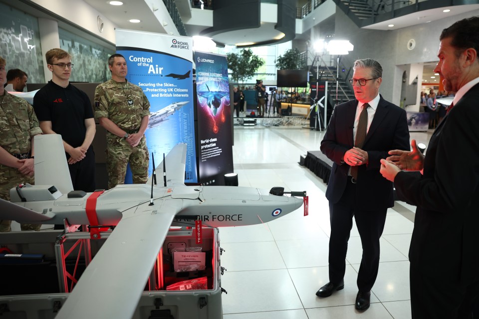 El primer ministro del Reino Unido, Keir Starmer, ve un dron.