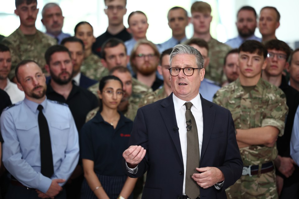 Primer Ministro Keir Starmer hablando con personal militar.