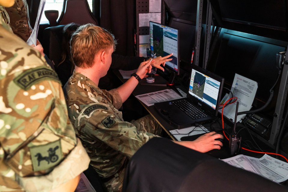 Personal de la RAF y la Royal Navy que opera un sistema de control de drones Stormshroud.