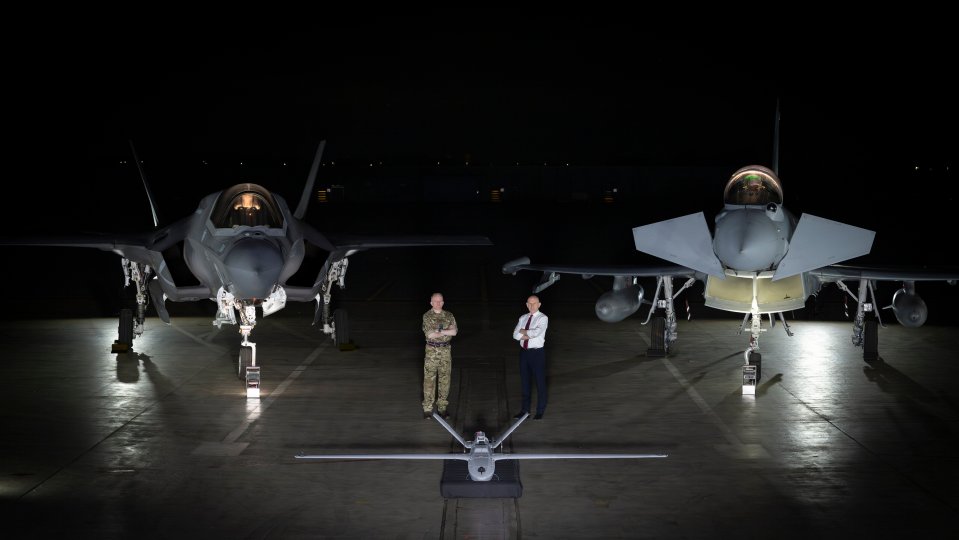 F-35B Lightning y Typhoon Fighter Jets con un dron y dos hombres.