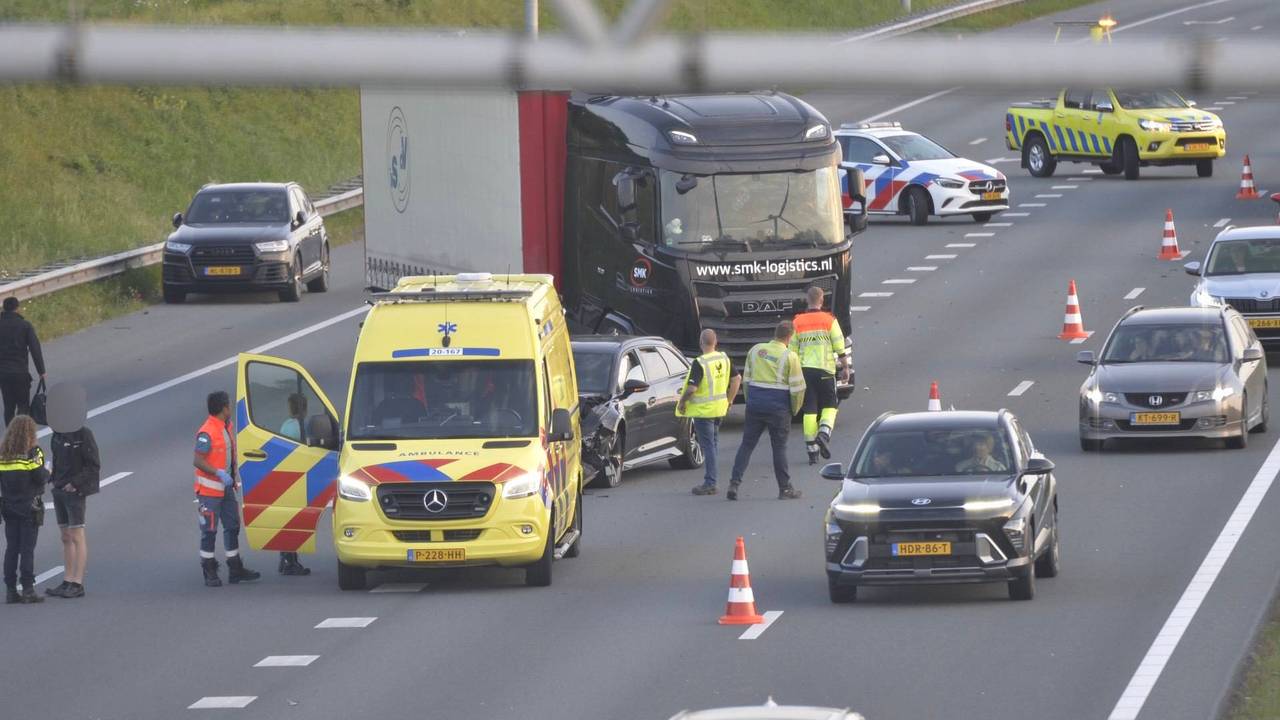Choque de camiones y automóviles en A16, carriles cerrados