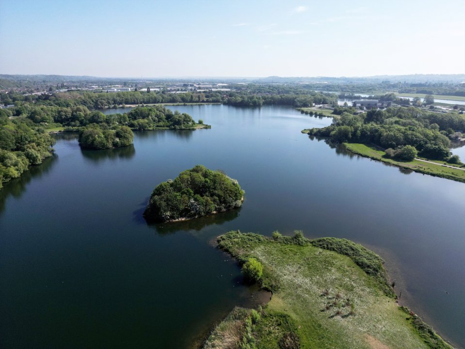 Vista aérea de Colwick Country Park Lake.