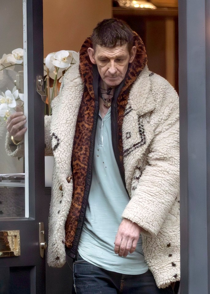 Paul Anderson dejando un edificio en Londres.