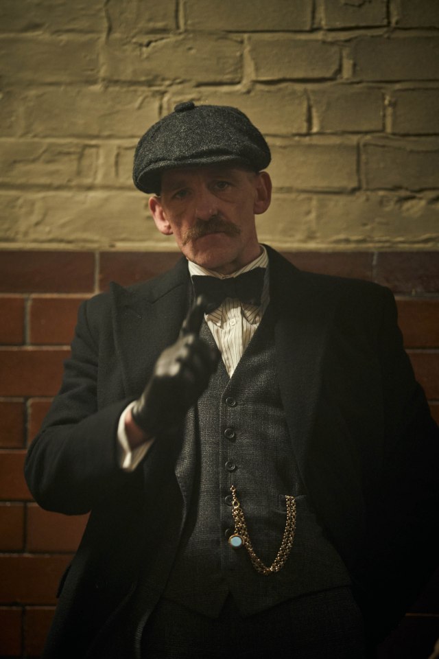 Arthur Shelby de Peaky Blinders Gesting.